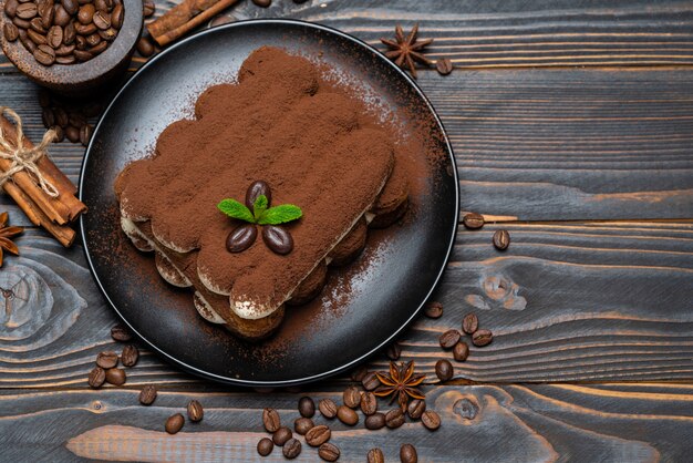 Tiramisú clásico postre en plato de cerámica sobre fondo de madera