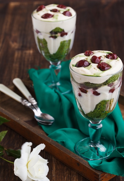 Tiramisú en una copa de té y cereza