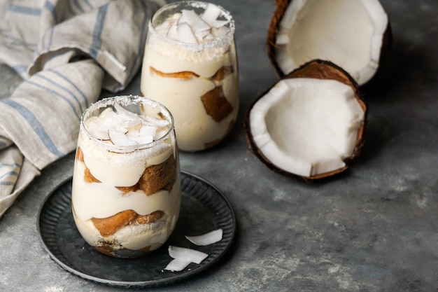 Tiramisu de coco em vidro, deserto típico da região da América Latina, Cuba e Colômbia, tarta de coco