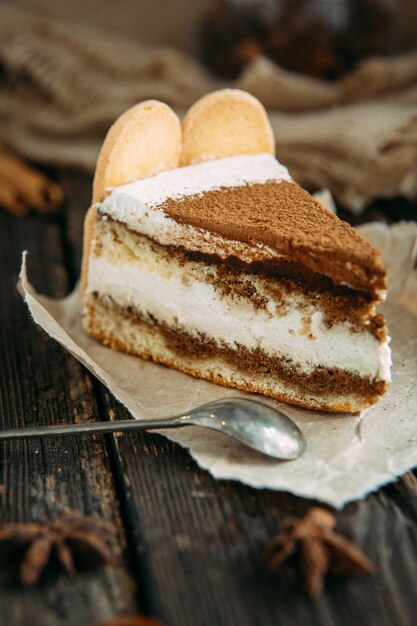 Tiramisú delicioso en la mesa de madera