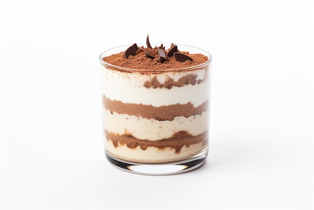 Tiramisu-Dessert auf weißem Hintergrund