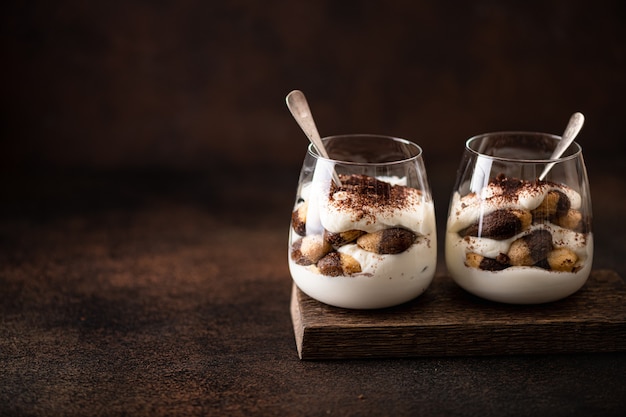 Tiramisu Dessert in einem Glas auf dem Tisch