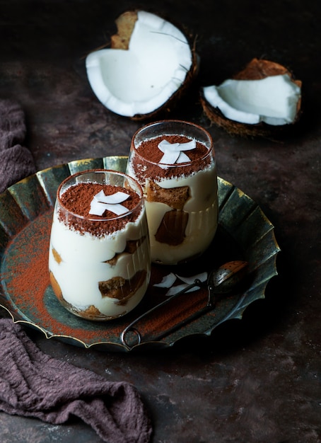 Tiramisu Dessert in Gläsern auf dunklem Beton