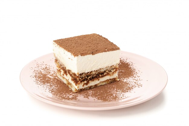 Tiramisú dulce aislado sobre fondo blanco. Postre sabroso