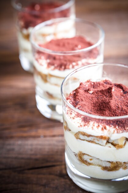 Tiramisu em copos de madeira