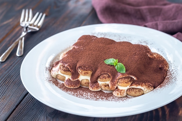 Tiramisu em um prato branco