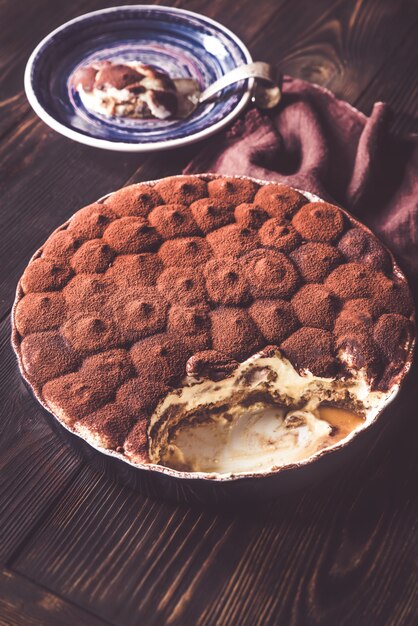 Tiramisú en una fuente para horno