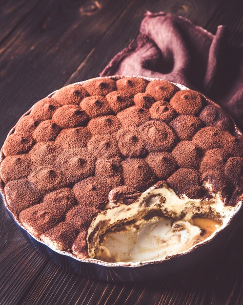 Tiramisú en una fuente para horno