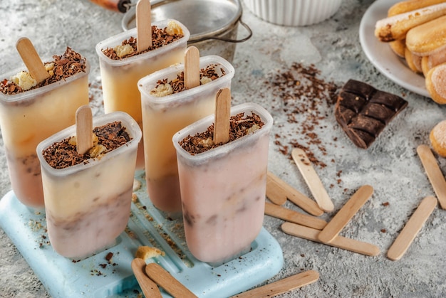 Tiramisú helado de paletas. Helados con galletas savoiardi italianas, mascarpone, chocolate con leche