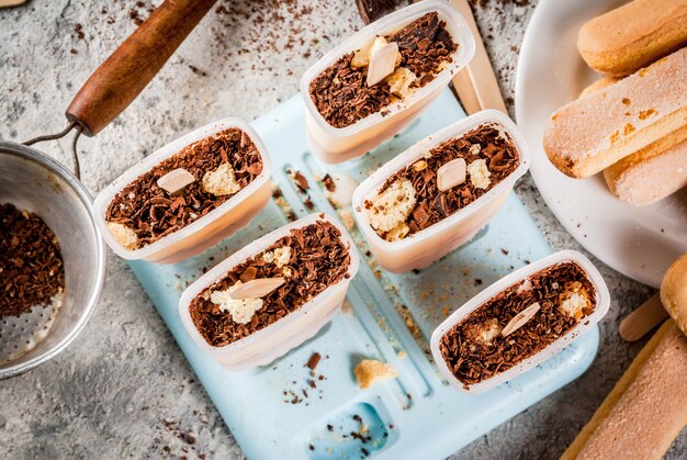 Tiramisú helado de paletas. Helados con galletas savoiardi italianas, mascarpone, chocolate con leche