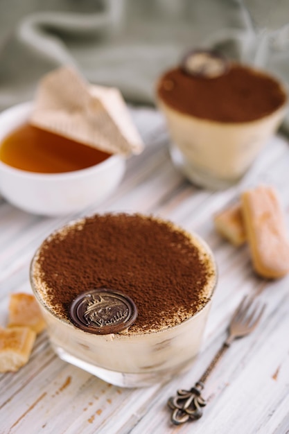 Tiramisu im Glas auf dem Holz