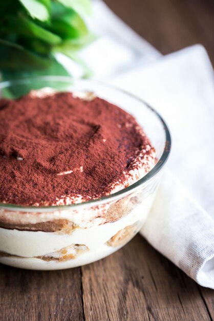 Tiramisu in der Glasschale auf der Holzoberfläche