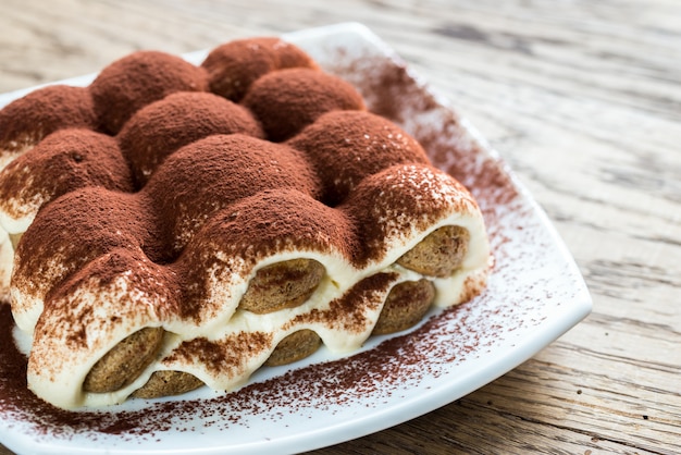 Tiramisu in der Platte auf dem Holztisch