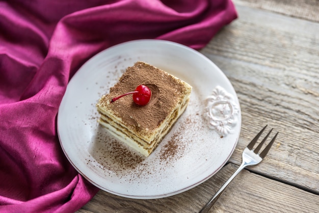 Tiramisu in der Platte auf dem Holztisch