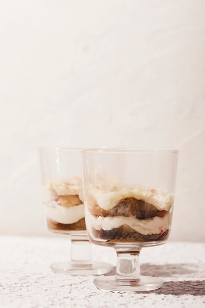 Tiramisu in einem Glas mit Erdbeeren