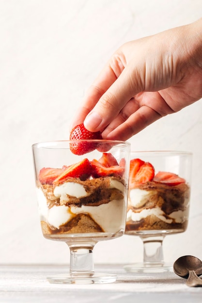 Tiramisu in einem Glas mit Erdbeeren