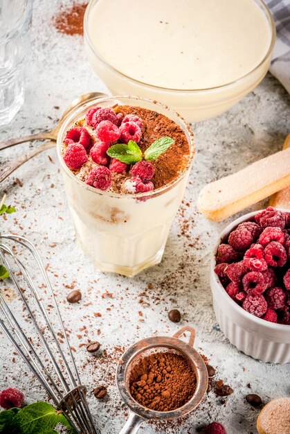 Tiramisú italiano con frambuesas