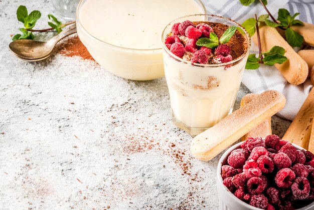 Tiramisú italiano con frambuesas