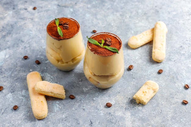 Tiramisú italiano tradicional en vidrios, visión superior del postre.