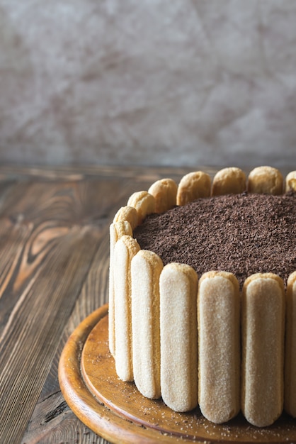 Tiramisu-Kuchen auf dem Holzbrett