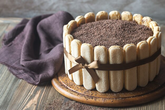 Tiramisu-Kuchen auf dem Holzbrett