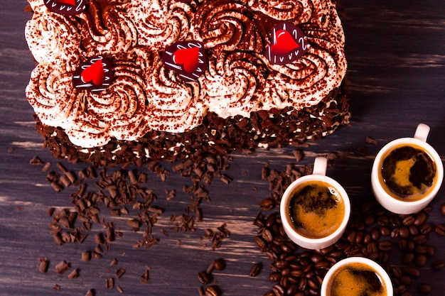 Tiramisu-Kuchen, mehrere Schichten Espresso-infundierter Schokoladenkuchen, gefüllt mit Schokoladen-Mascarpone-Mousse und garniert mit Schlagsahne.