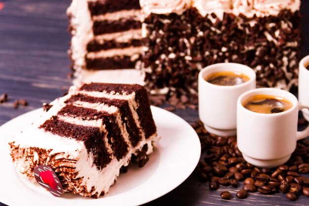 Tiramisu-Kuchen, mehrere Schichten Espresso-infundierter Schokoladenkuchen, gefüllt mit Schokoladen-Mascarpone-Mousse und garniert mit Schlagsahne.