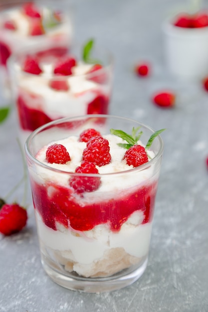 Tiramisu mit Himbeeren in Gläsern