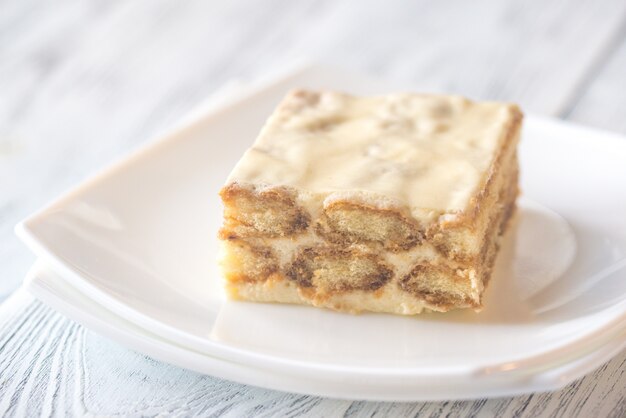 Tiramisú en el plato blanco