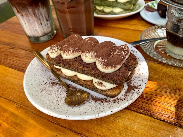 Tiramisú Postre italiano en capas con crema de mascarpone adornado con cacao en polvo