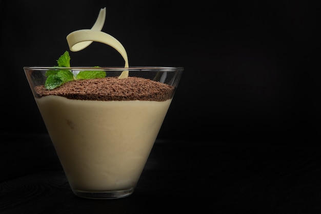 Tiramisú de postre italiano delicioso