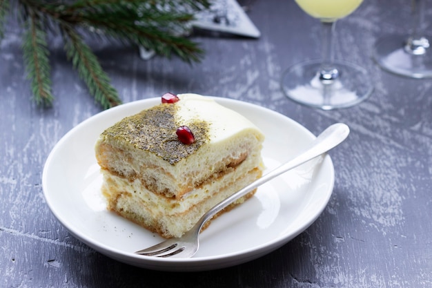 Tiramisú de postre italiano, elaborado con té matcha y limoncello.