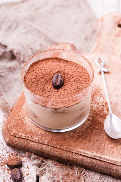 Tiramisú, postre tradicional italiano en un vaso.