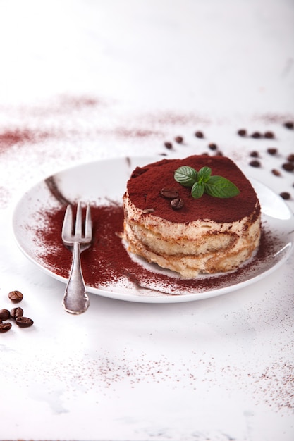 Tiramisú, tradicional postre italiano en un plato blanco