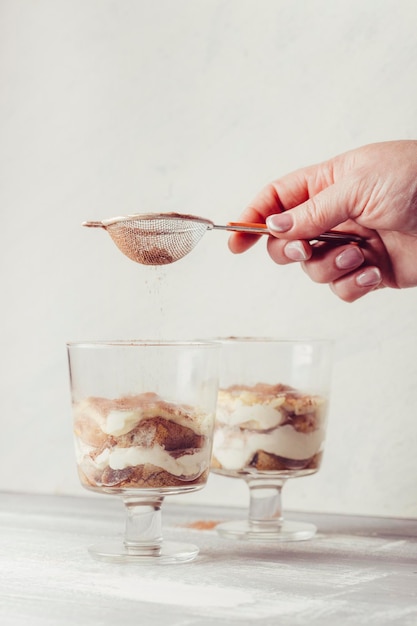 tiramisú en un vaso con fresas