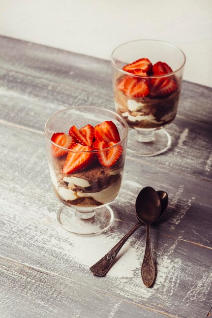 tiramisú en un vaso con fresas