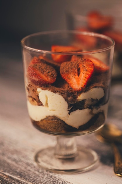 tiramisú en un vaso con fresas