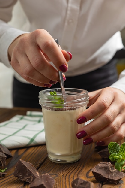 Tiramisú en un vaso sobre una mesa de madera marrón