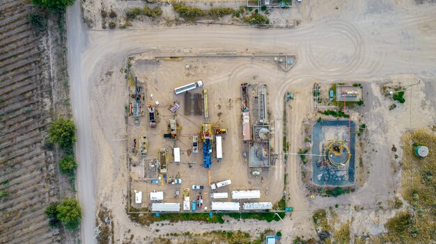 Tirando de equipos en campo petrolífero. Vista aérea