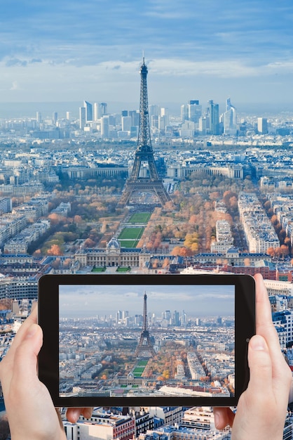 Foto tirando foto do panorama de paris com a torre eiffel