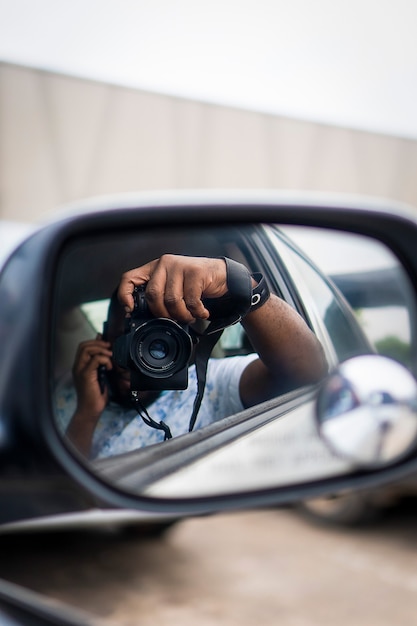 Tirando lindas fotos em um carro com uma câmera