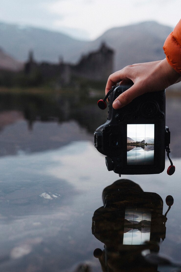 Tirando uma foto do Castelo de Kilchurn refletido no Loch Awe, na Escócia