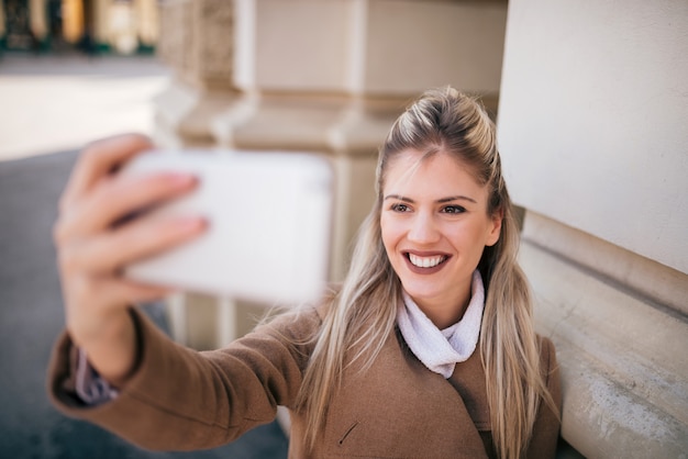 Tirando uma selfie na cidade.