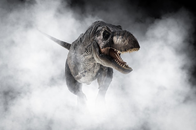 Tiranossauro t-rex, dinossauro em fundo de fumaça