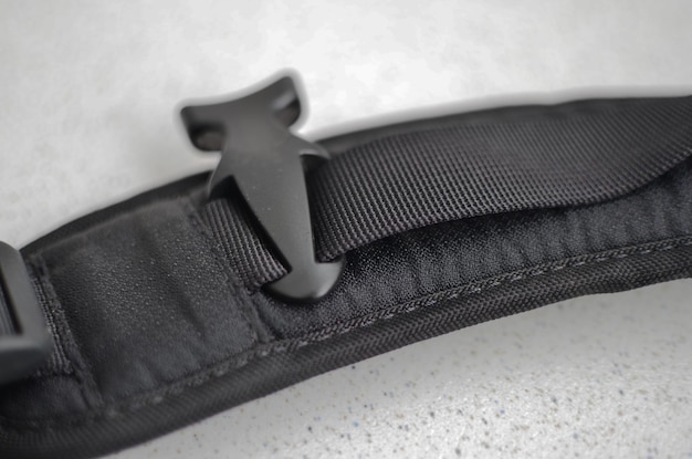 Tirante negro o cinturón closeup accesorio elegante y de alta calidad para completar tu estilo Concepto para mochilas o accesorios militares