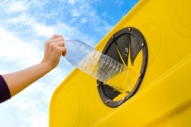 tirar una botella de plástico para reciclar el contenedor