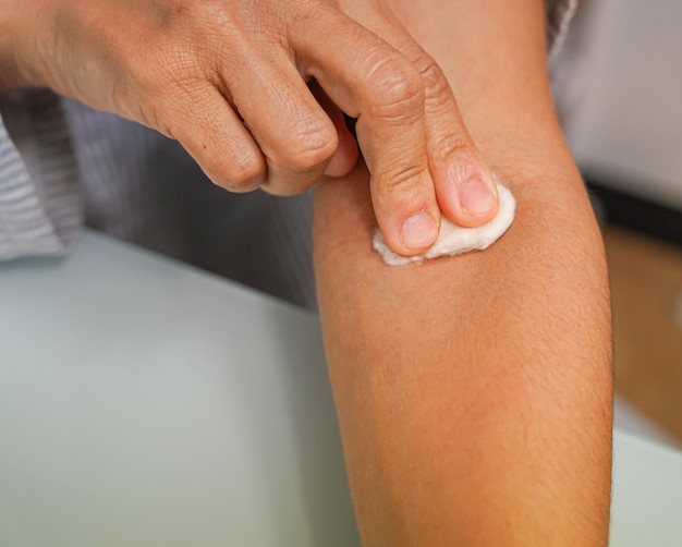 Tirar sangue no braço do paciente Algodão no braço Cuidados de saúde