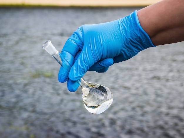 Tirar uma amostra de água em um lago para verificar a qualidade da água