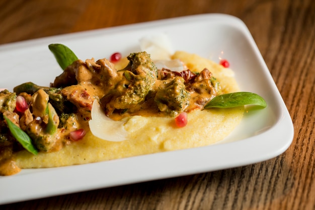 Tiras de carne de pavo en salsa de brócoli y tomate seco con polenta de parmesano