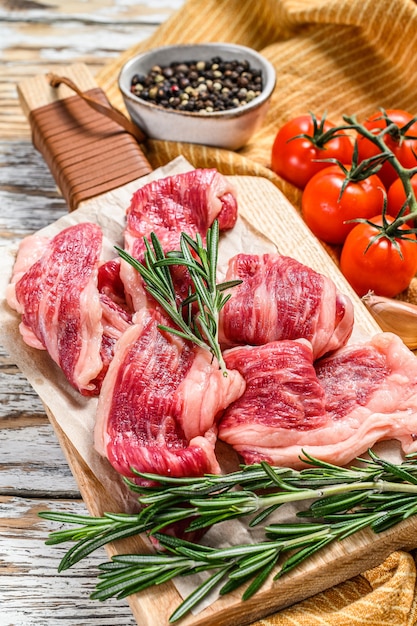 Tiras de carne veteada sobre una tabla para cortar